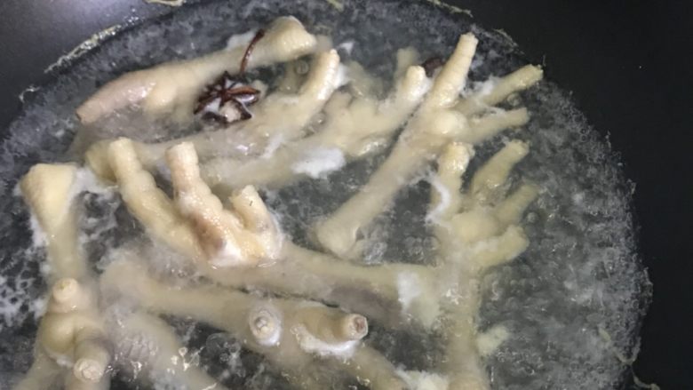 香辣鸡爪,开火 水烧开后撇去浮沫煮3分钟