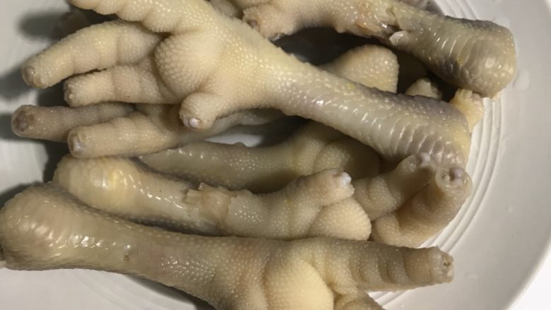 香辣鸡爪,鸡爪煮好捞出备用