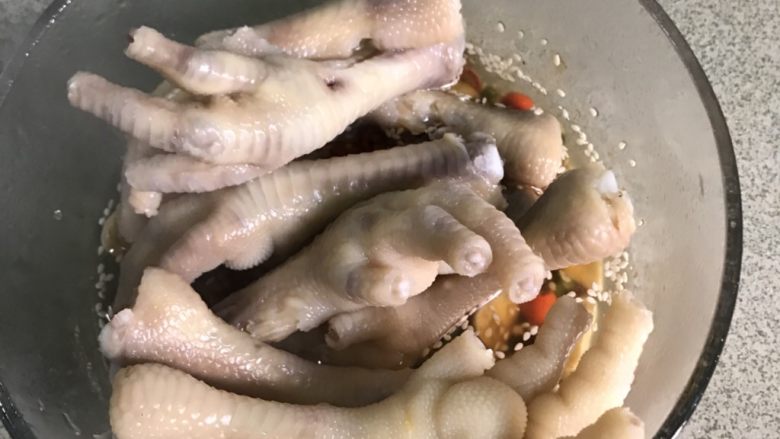 香辣鸡爪,鸡爪放入料汁