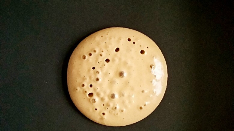 抹茶铜锣烧,待粉糊自然散开,受热后出现泡泡后。