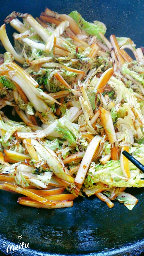 鸡蛋白菜水煮年糕,炒匀,加<a style='color:red;display:inline-block;' href='/shicai/ 117810'>蘑菇精</a>