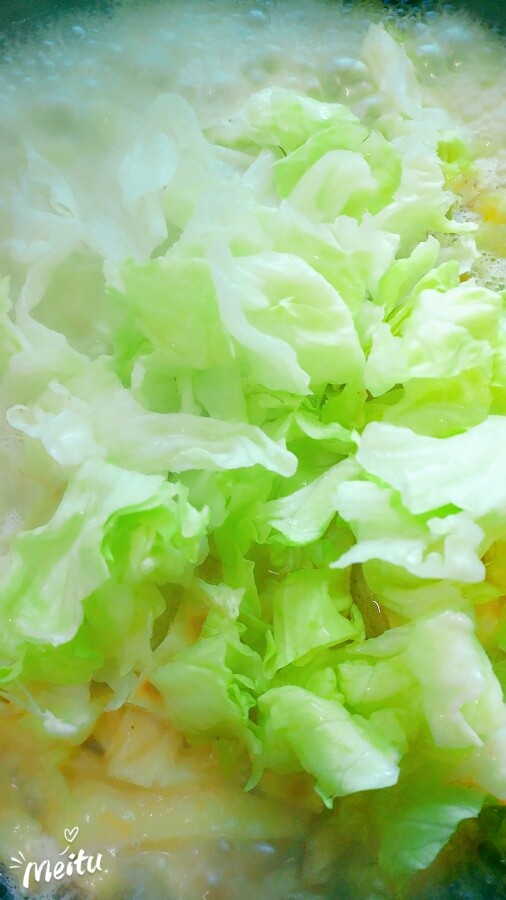 鸡蛋白菜水煮年糕,绿叶菜菜切好