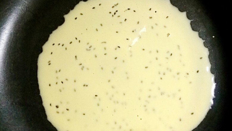 芝香蛋卷,晃动锅子至粉糊薄薄一层在锅中铺开,然后开小火慢烘。