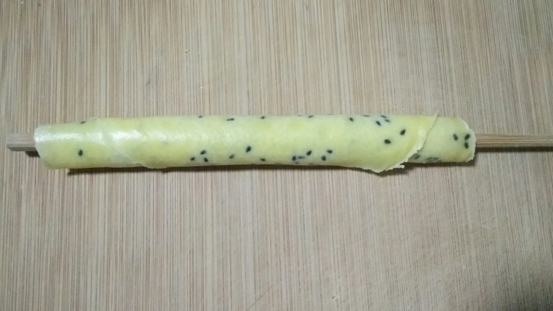 芝香蛋卷,两面都烘好后出锅,趁热用筷子卷起。抽出筷子,蛋卷晾凉后即可食用。
