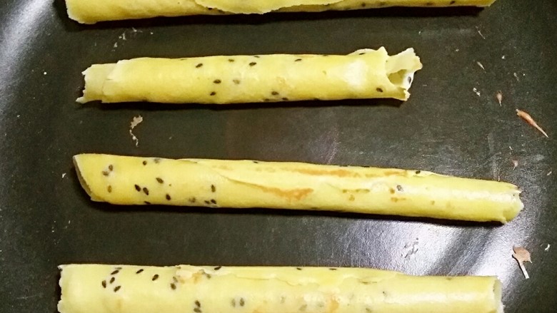芝香蛋卷,做好的蛋卷要尽快吃完,否则受潮后会变得不脆,可以在回锅烘一下。