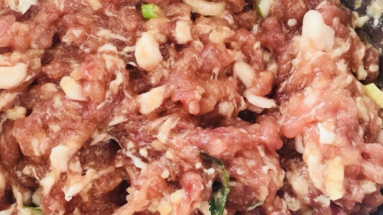 豆腐肉末糕,将肉末放入适量盐,油,酱油,蚝油,料酒,鸡精,葱花,姜末搅拌均匀备用