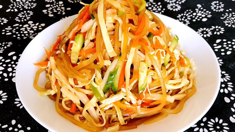 东北家常凉菜,这道家常凉拌菜清脆爽口,排油解腻,非常适合节日食用!