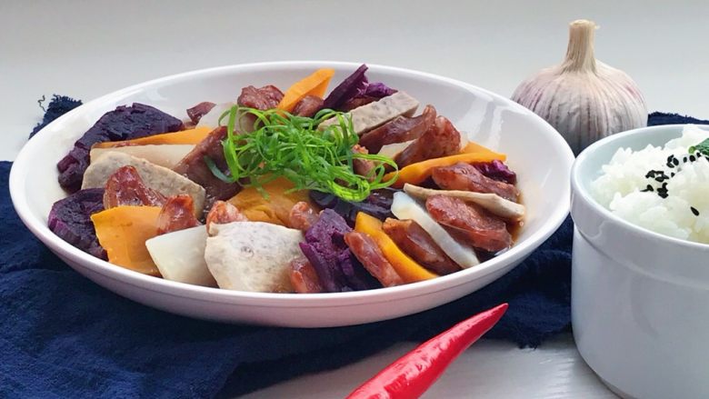 五彩时蔬蒸腊肠,出锅后加些葱丝点缀
