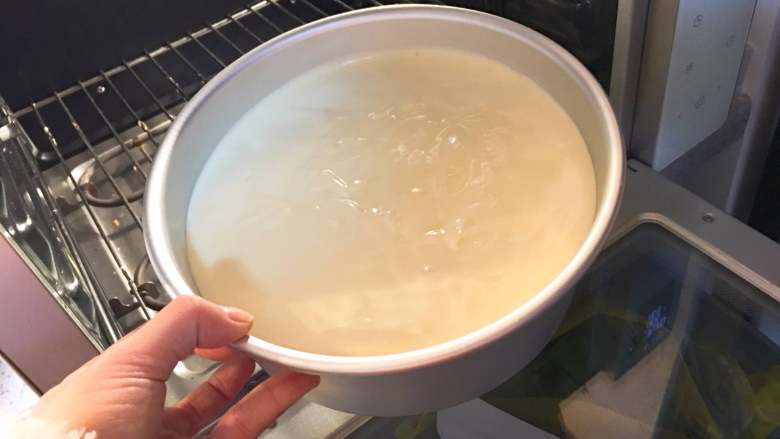 適合做生日蛋糕胚子的戚風蛋糕(八寸),送入烤箱!
倒入模具內是神馬樣,送去烤箱時就是神馬樣!表面并沒有用刮刀左整理右整理。烤出來一樣很平整,見步驟22