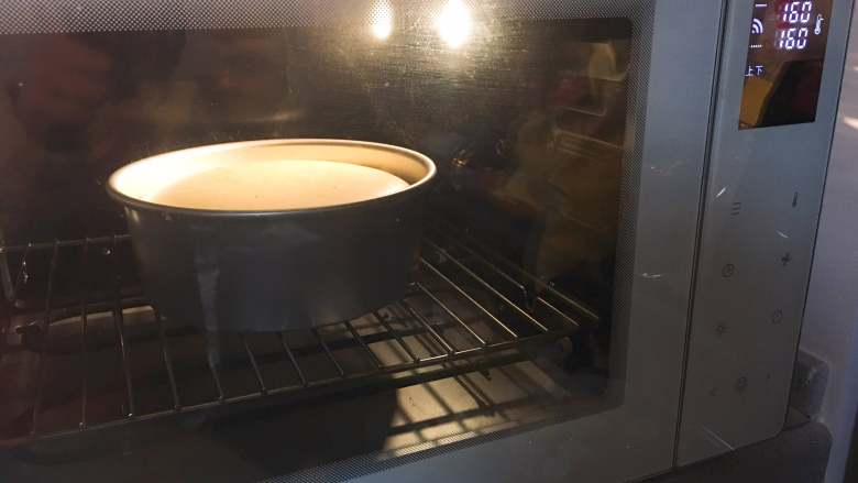 適合做生日蛋糕胚子的戚風蛋糕(八寸),進行第10min,蛋糕表面已經很平整了!