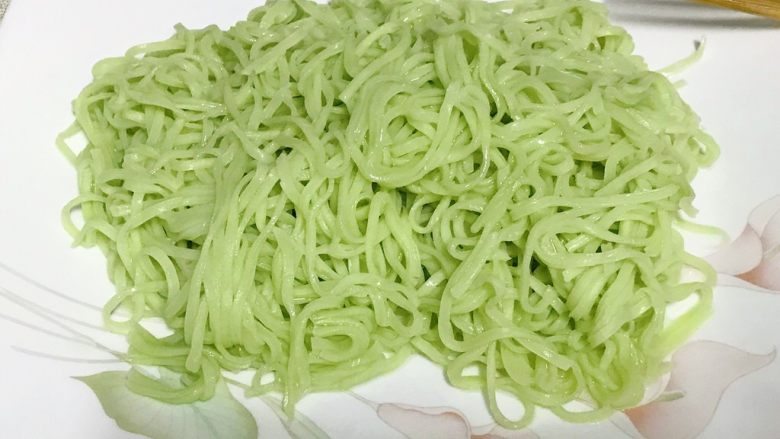 干贝培根炒菠菜面,捞出过冷水,沥干水分后,拌上食用油,防止粘在一起。