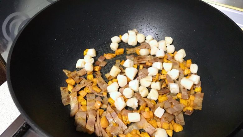 干贝培根炒菠菜面,再加入干贝,再翻炒一下。
