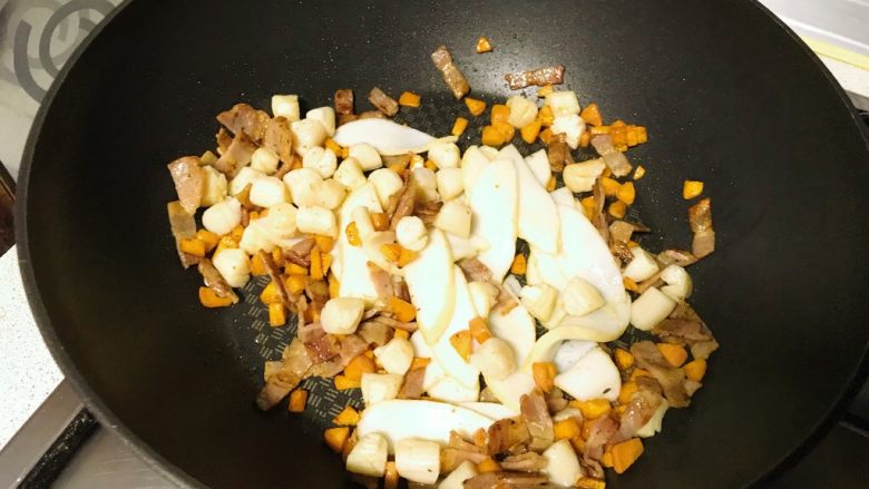 干贝培根炒菠菜面,加入鱼饼,半小匙盐,半小匙鸡精,继续翻炒。