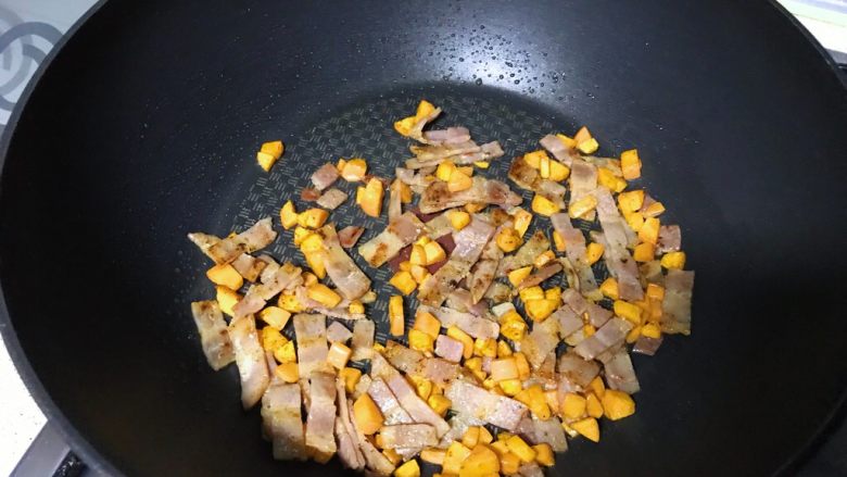 干贝培根炒菠菜面,下入培根段,翻炒一下。
