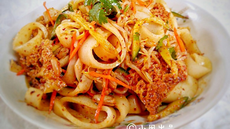 囡姐家传手工凉皮,麻汁酱,蒜泥,各种调味酱汁,辣椒油,喜欢吃什么就加什么……拌起来
