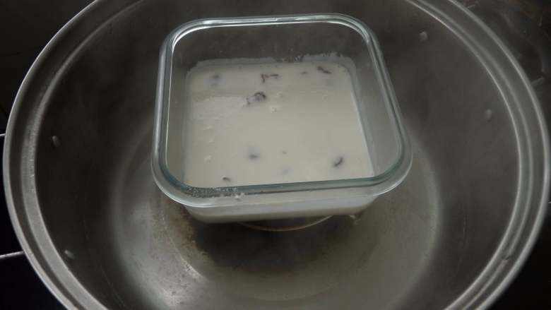 蔓越莓糯米小方,粉糊沸水入锅,蒸15分钟