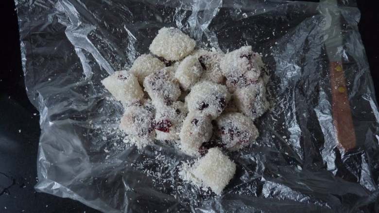 蔓越莓糯米小方,再撒下适量椰蓉,切成小方块