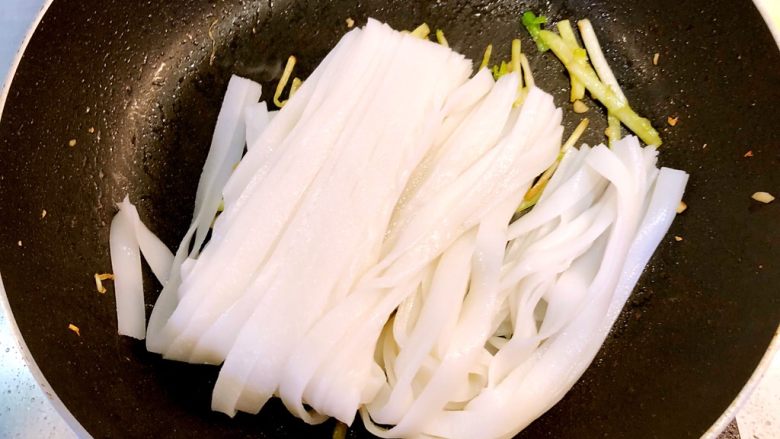干炒牛河,倒入河粉,用筷子搅散。