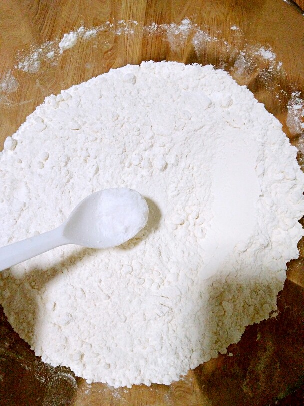 济南名小吃――油旋儿,在250g<a style='color:red;display:inline-block;' href='/shicai/ 519'>面粉</a>中加入2g盐。