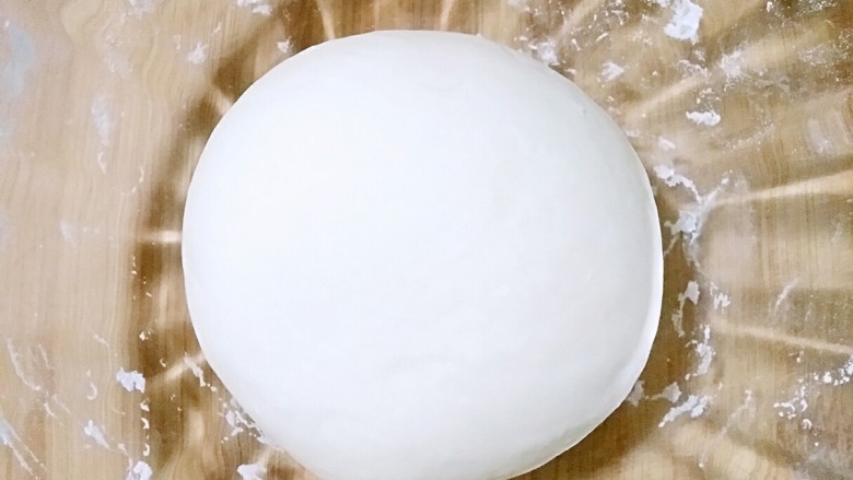 济南名小吃――油旋儿,将两种面和在一起，揉光，盖保鲜膜醒20分钟。