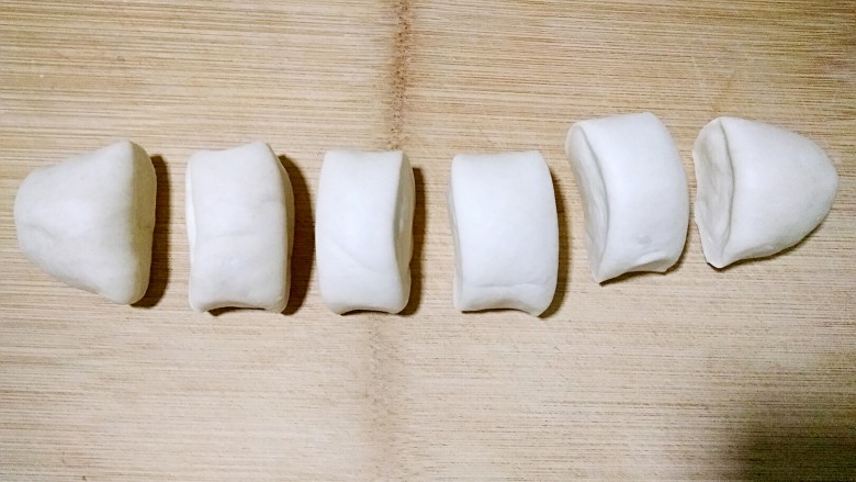 济南名小吃――油旋儿,醒好的面搓长条，切分成大小合适的面剂，每个40g左右。