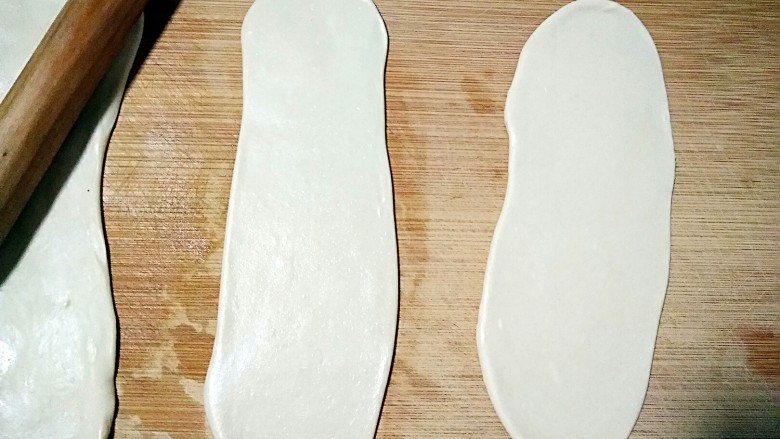 济南名小吃――油旋儿,然后将面剂擀成牛舌状。