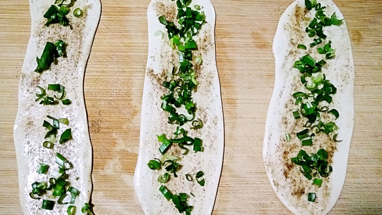 济南名小吃――油旋儿,在擀好的面上抹一层油，撒一层<a style='color:red;display:inline-block;' href='/shicai/ 704'>椒盐</a>，再撒一层葱花。