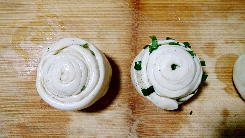 济南名小吃――油旋儿,卷好的面剂，收口再一边或下面都可以。