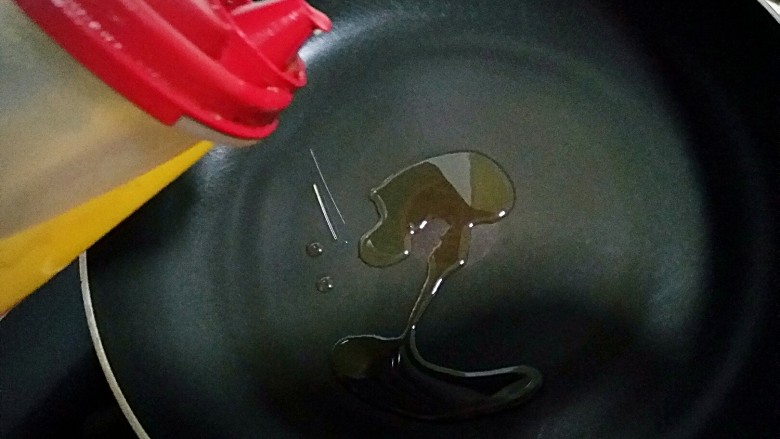 济南名小吃――油旋儿,平底锅中倒入适量的油。