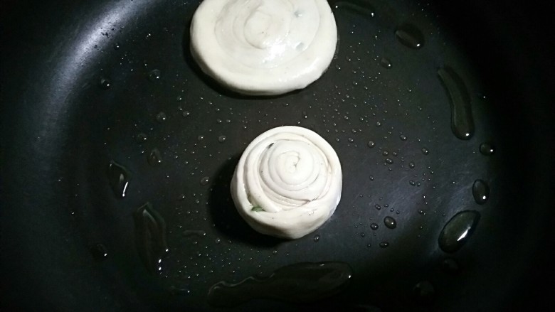 济南名小吃――油旋儿,烧至5成热时，放入卷好的面剂。