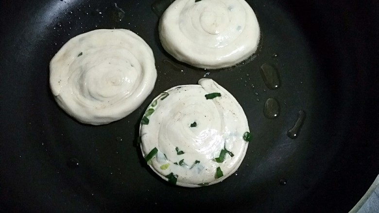 济南名小吃――油旋儿,小火慢烘。