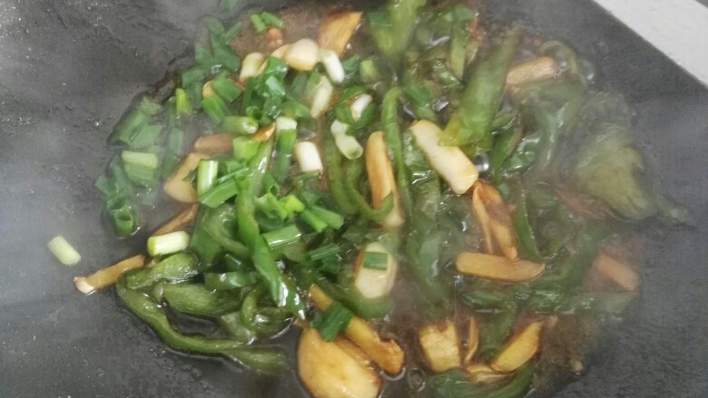 清蒸鲳鳊鱼,放上盐,生抽,鲜剁椒,葱搅拌几下,时间不要长小火,最后浇在蒸好的鱼身上