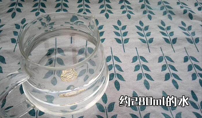 鸡蛋羹(教你做出完美无蜂窝的鸡蛋羹),约280G的温水(注意一定是要温水!)太少会觉得蛋羹比较密实比较老 太少蛋羹成形会比较困难