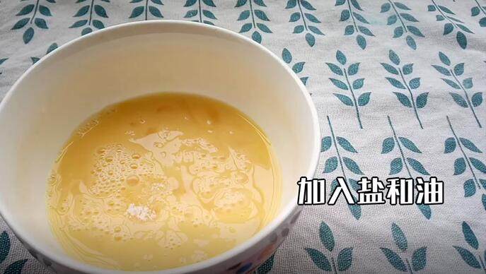 鸡蛋羹(教你做出完美无蜂窝的鸡蛋羹),加入盐和油,这时的蛋液会比之前稀、黄