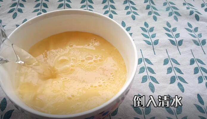 鸡蛋羹(教你做出完美无蜂窝的鸡蛋羹),现在加入温水 最好是温水 冷水不太好 热水就更不行了 一冲进去就成蛋花了