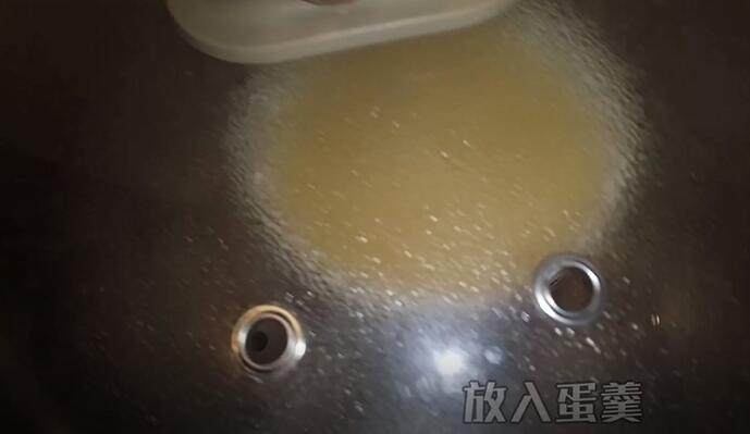 鸡蛋羹(教你做出完美无蜂窝的鸡蛋羹),放入蛋羹 蛋羹要封上保鲜膜 用牙签戳几个洞