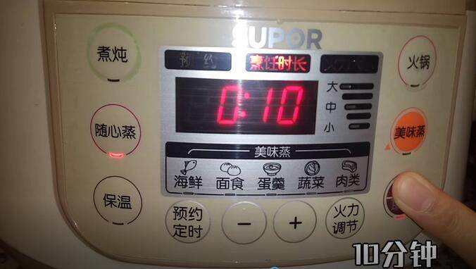 鸡蛋羹(教你做出完美无蜂窝的鸡蛋羹),然后开小火 锅盖一定要留缝 不要盖太严实了 这样蒸出来的蛋羹绝对不会有蜂窝眼 口感也不会老。 大概蒸10~15分钟