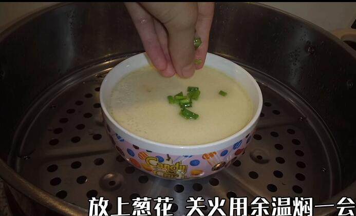 鸡蛋羹(教你做出完美无蜂窝的鸡蛋羹),蒸好以后撒上切好的葱花 盖上锅盖 关火 焖一会