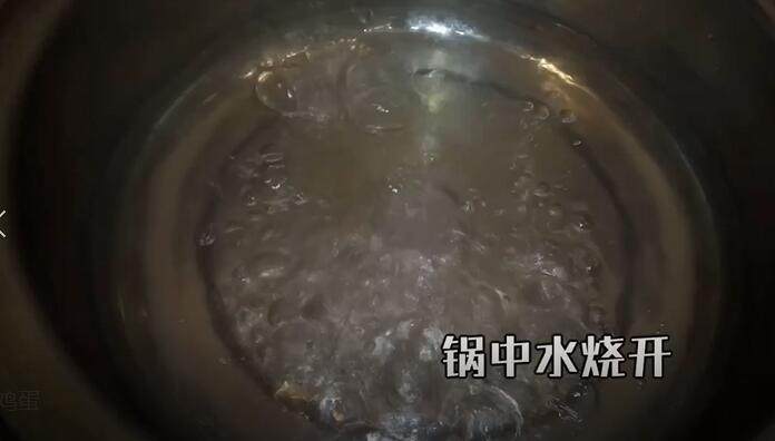 鸡蛋羹（教你做出完美无蜂窝的鸡蛋羹）,锅中水烧开 