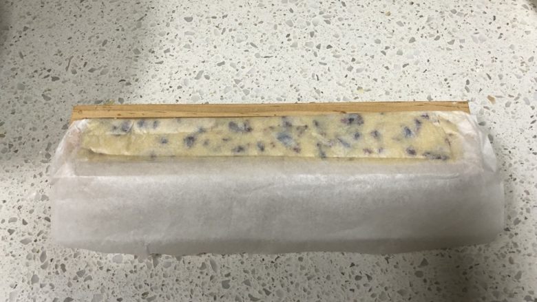 零失败|蔓越莓曲奇,用刮刀刮入面团,按压,整理整齐,包好放冰箱冷冻1小时