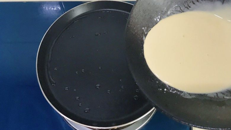 油条玉米面杂粮煎饼,倒入面糊,再轻轻转动锅子