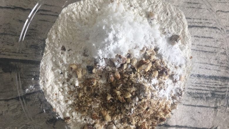 核桃酥,加入糖、<a style='color:red;display:inline-block;' href='/shicai/ 702'>泡打粉</a>、小苏打混合