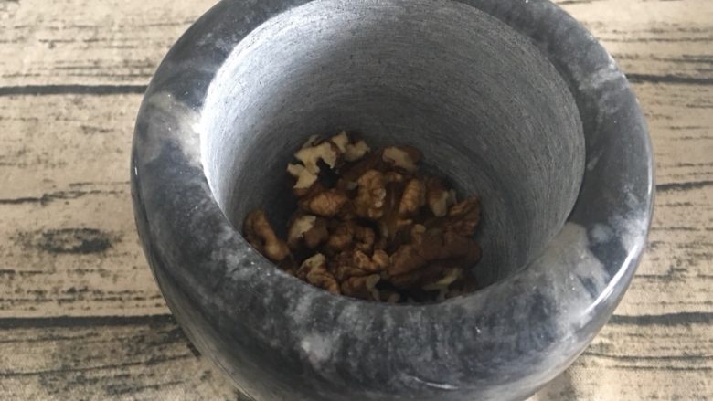 核桃酥,将核桃仁捣碎