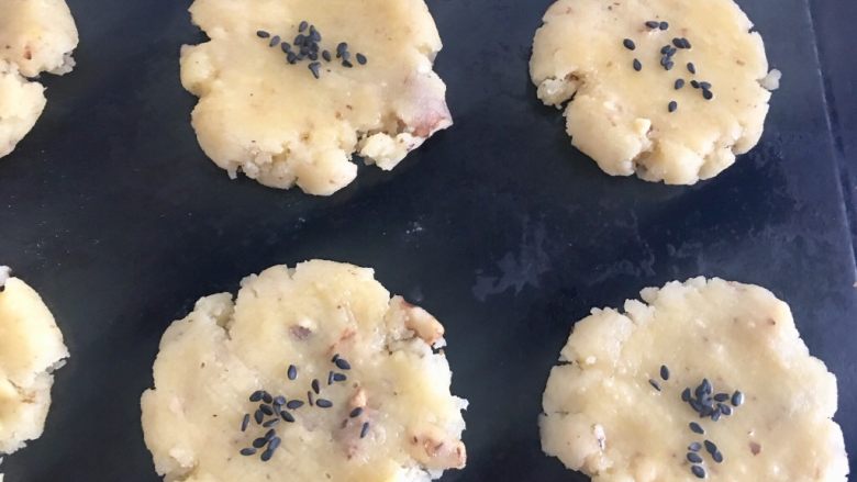 核桃酥,撒上黑芝麻
烤箱预热
180度，20分钟