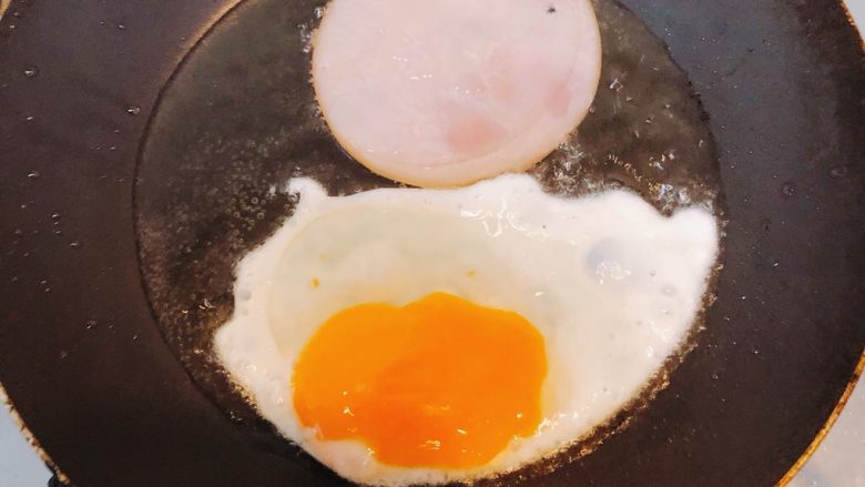 全麦三明治,油锅3成热，中火煎<a style='color:red;display:inline-block;' href='/shicai/ 9'>鸡蛋</a>，<a style='color:red;display:inline-block;' href='/shicai/ 438'>火腿</a>