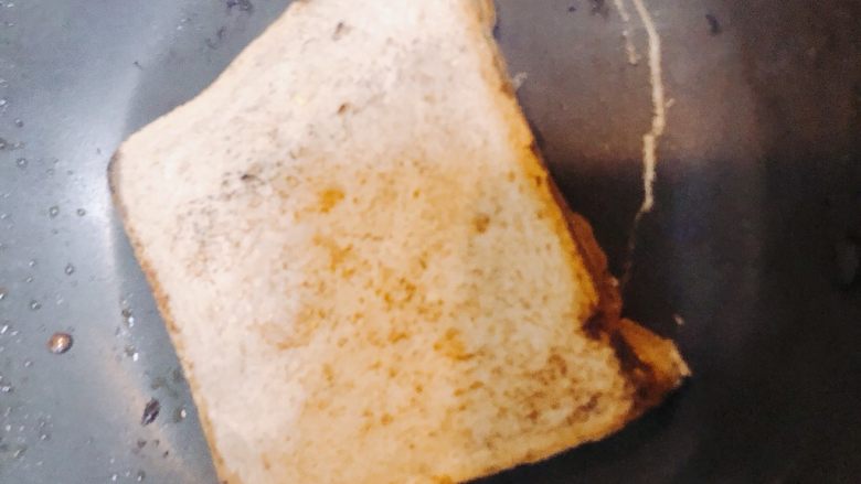 全麦三明治,大火，把<a style='color:red;display:inline-block;' href='/shicai/ 5973'>全麦面包</a>放上去稍微煎黄