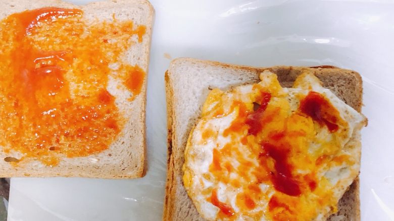 全麦三明治,再放一块面包，加鸡蛋，加<a style='color:red;display:inline-block;' href='/shicai/ 753'>番茄沙司</a>，盖上面包