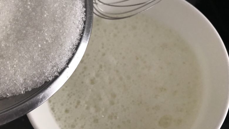 红丝绒夹层生日蛋糕
自做家庭健康简易版,蛋清里加入2滴白醋或柠檬汁,打发至鱼眼大泡状,加入第一次<a style='color:red;display:inline-block;' href='/shicai/ 3729'>白糖</a>(60g糖分三次加入)继续打发