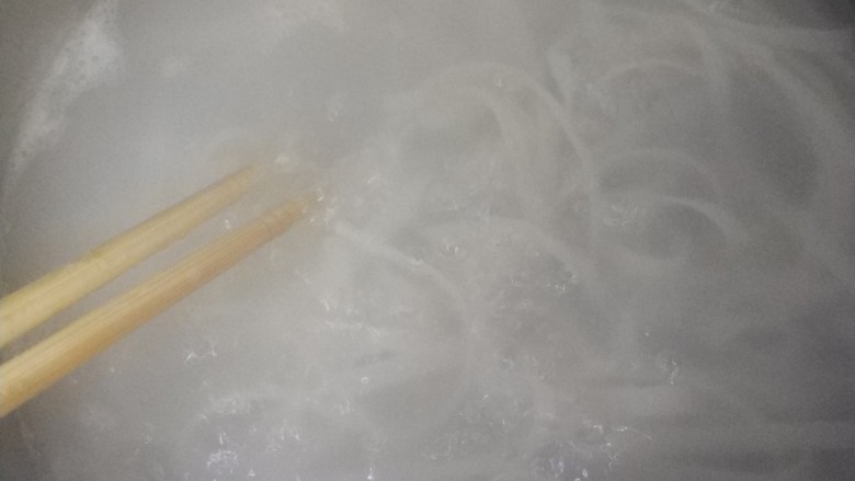 蛋炒果条,煮果条:
水开后放入果条中火煮约5分钟,期间要时不时搅拌果条以免黏在锅底