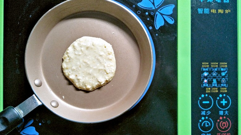 奶香燕麦饼,舀入面糊,改小火